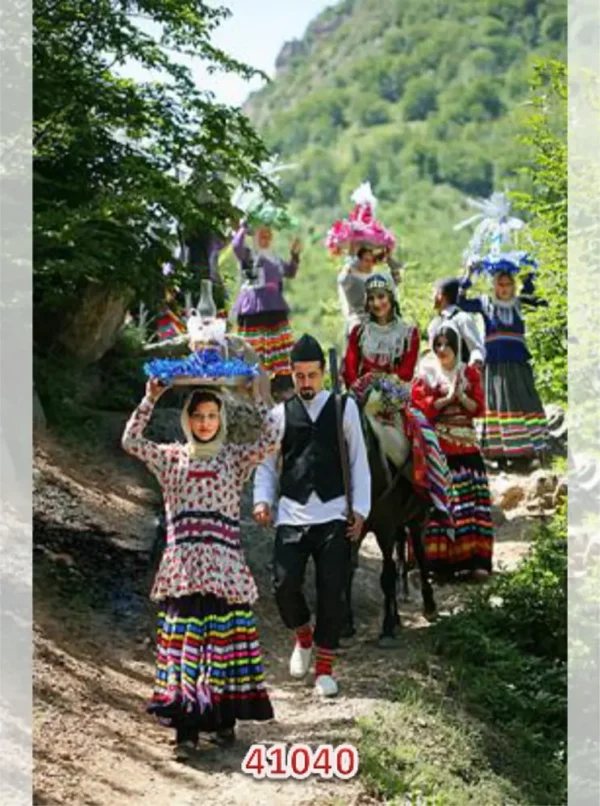 تابلو فرش زندگی روستایی، تصویری از جشن عروسی در روستا با لباس‌های سنتی و طبیعت سرسبز.